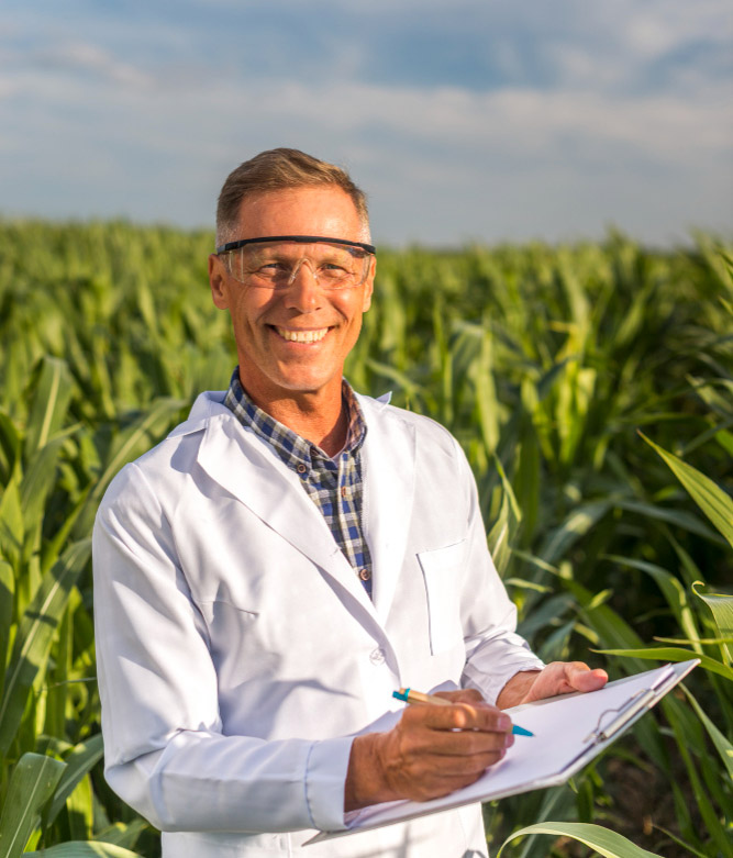 smiley-agronomist-looking-at-camera2